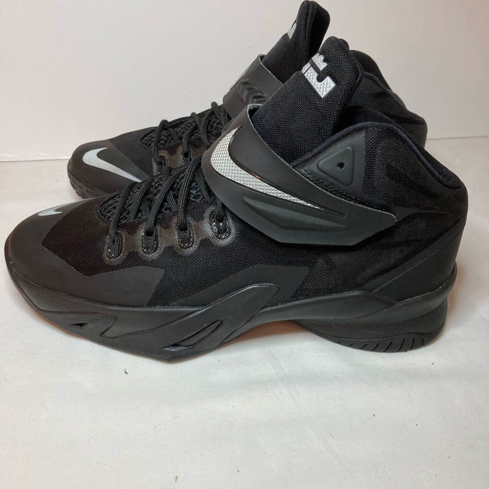 Nike Lebron soldier V111 8 size 6.5 youth. 8.5 wome’s